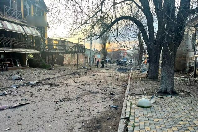 Росія скинула вибухівку на центр Херсона: загинула людина, є поранені