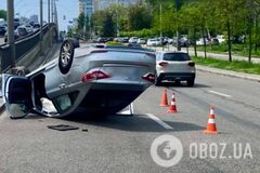 В Киеве на Нивках у моста перевернулась легковушка. Подробности, фото и видео