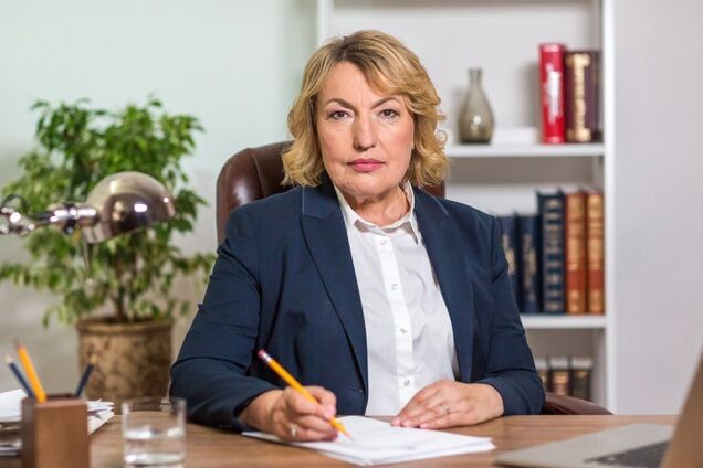 Ілюстрація - Надія Стефанів за столом