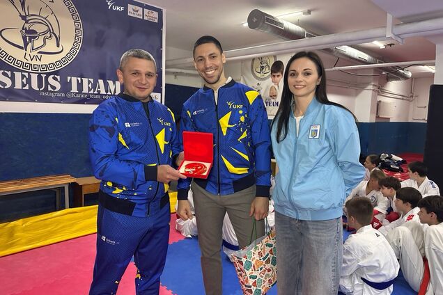 Легенды украинского карате вручили символическую золотую медаль меценату Василию Костюку