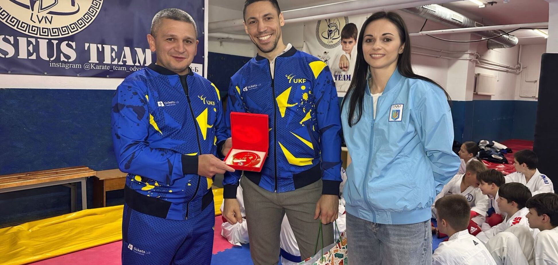 Легенди українського карате вручили символічну золоту медаль меценату Василю Костюку