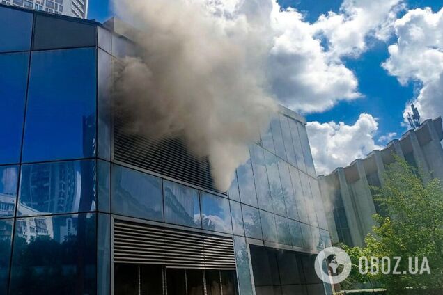 У Києві сталась пожежа біля Палацу урочистих подій: дим видно здалеку. Подробиці, фото та відео