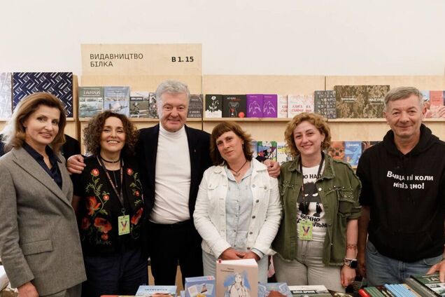 'Мы обожаем эту ежегодную рутину': Порошенко показали три кипы книг, которые принесли домой с Книжного Арсенала