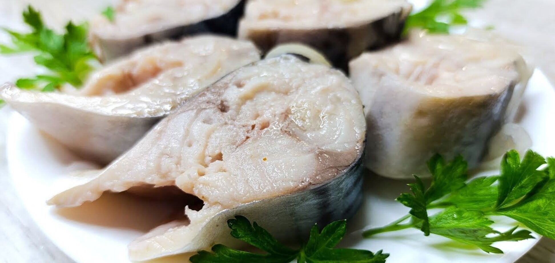 Пряная малосольная скумбрия в домашних условиях: есть можно уже через сутки