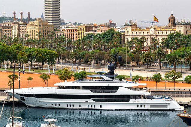 Ілюстрація - розкішна яхта у гавані