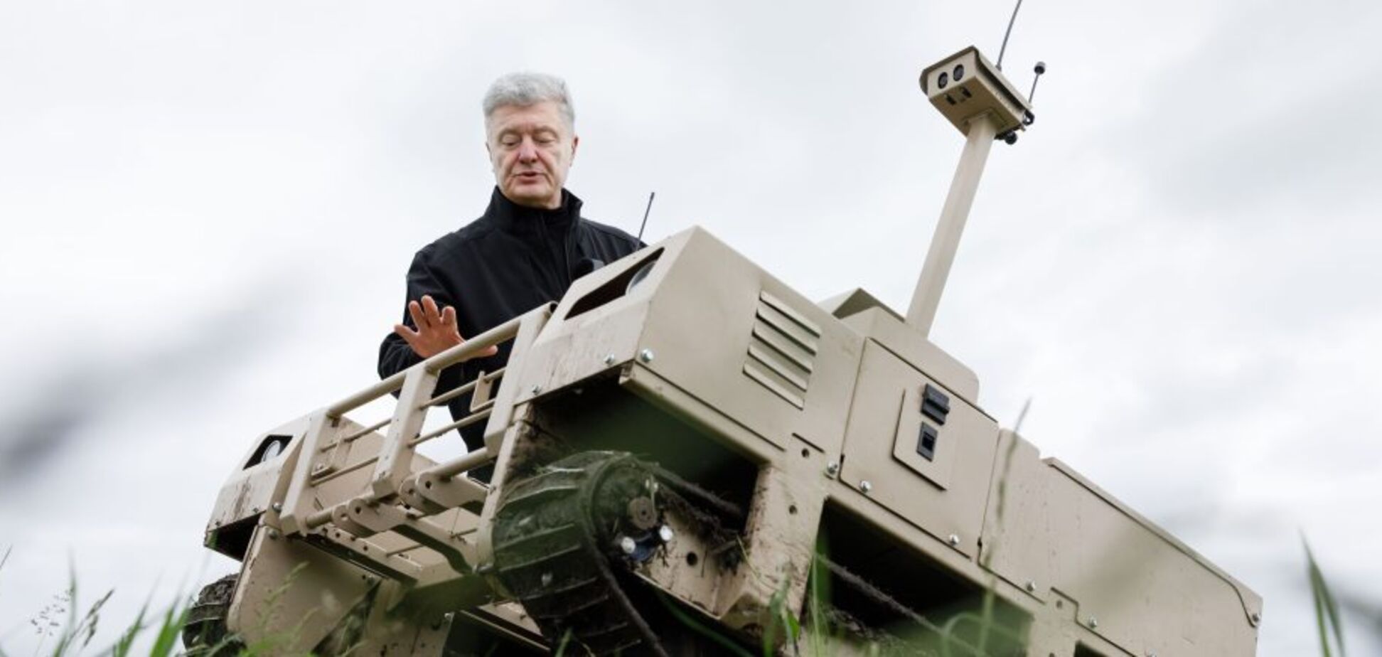 'Будущее уже наступило': Порошенко показал украинскую разработку для фронта, которая будет противодействовать врагу и спасать жизни