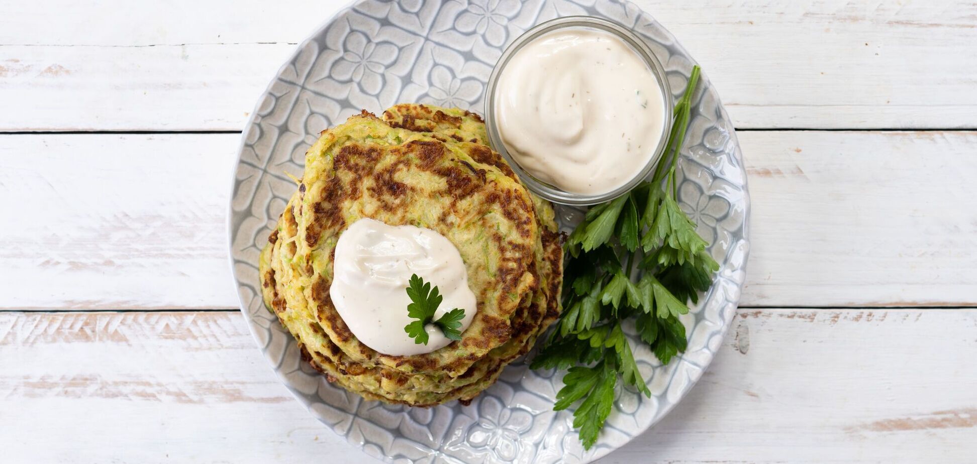 Лучше классических драников: как приготовить вкусные кабачковые блины с сыром и зеленью