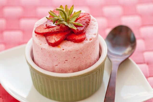 Полуничний десерт, як хмаринка, для дітей: готується всього з п'яти інгредієнтів