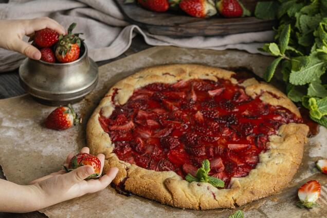 Найтрендовіший десерт цього літа: як приготувати хрустку галету з полуницею та сиром