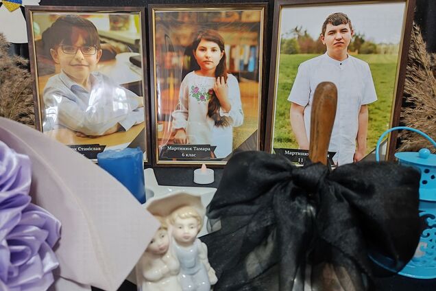 'Боль разрывает сердца': сеть поразили кадры 'последнего звонка' на кладбище для детей, которых убила Россия