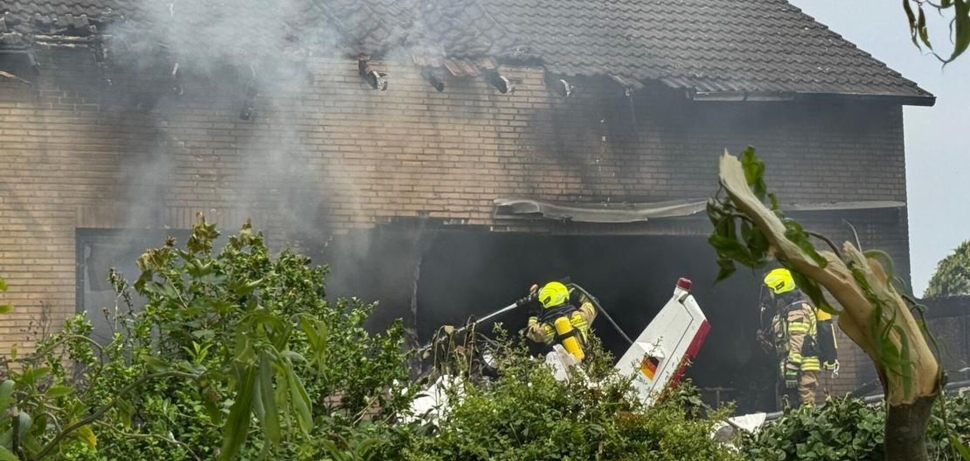 У Німеччині літак упав на житловий будинок, є загиблі: усі подробиці трагедії