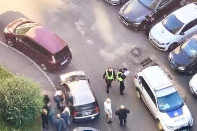 В Киеве мужчина выпал из окна дома на 12 этаже и погиб. Подробности трагедии