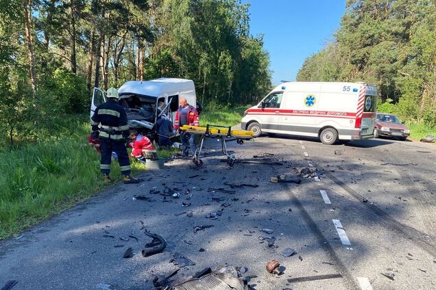 На межі Київщини та Чернігівщини зіткнулись мікроавтобус та легковик: дорога 'засипана' уламками авто. Фото