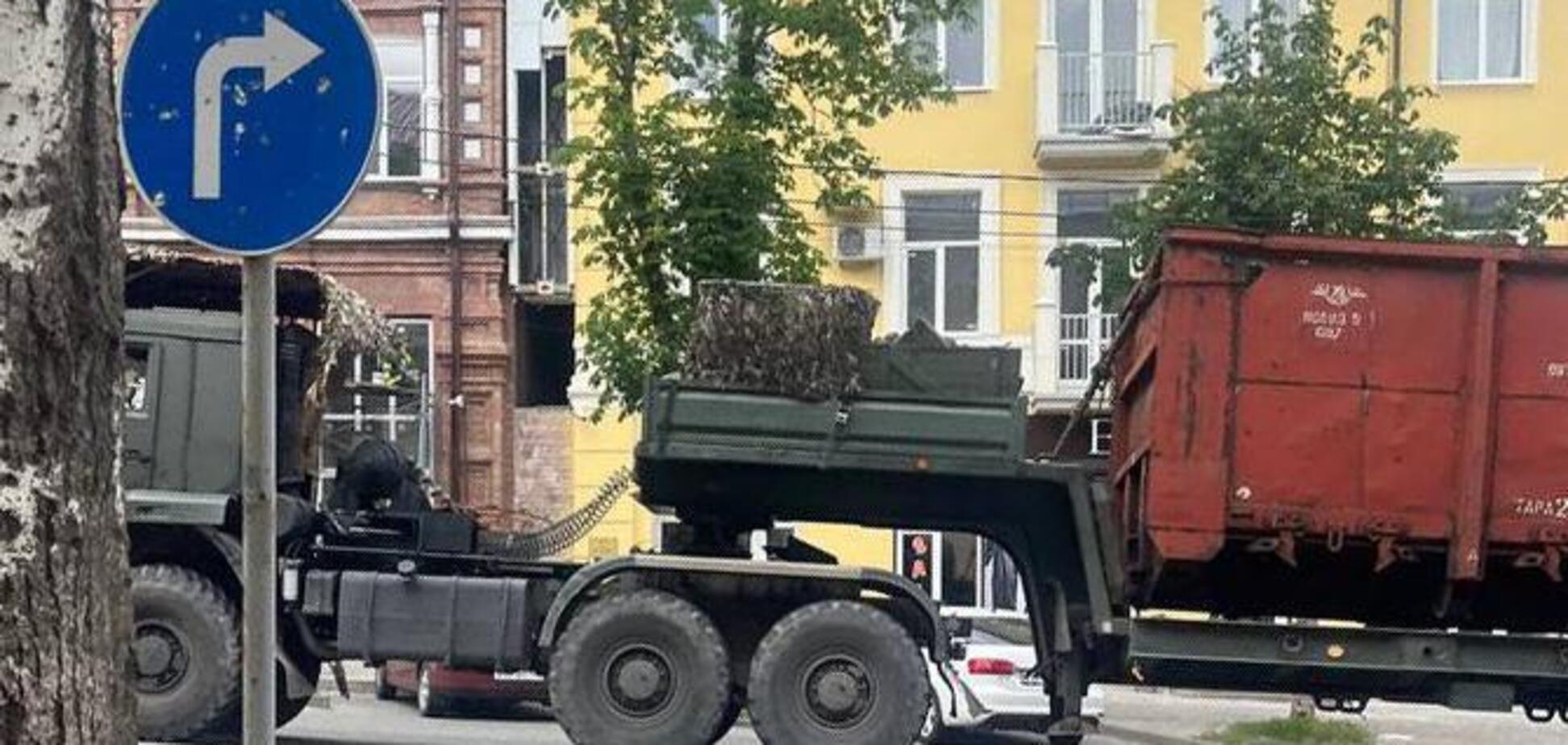 Курсують тягачі: окупанти облаштовують нову військово-логістичну базу в Маріуполі. Фото