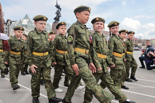 У Росії влаштували цинічний дитячий парад перемоги. Відео