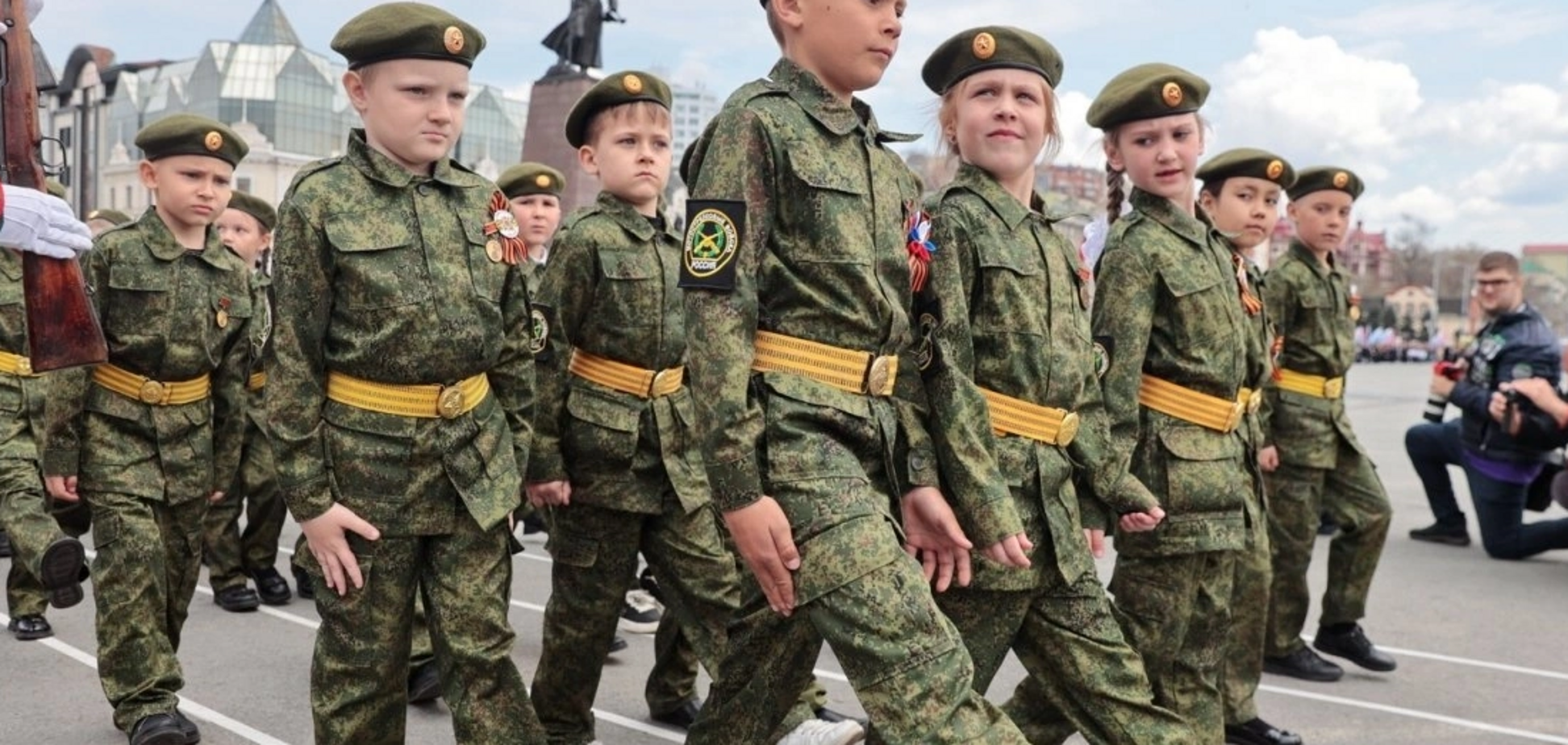 В России устроили циничный детский парад победы. Видео