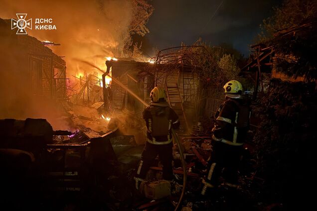 Россия атаковала Киев "Шахедами": вспыхнули дома и авто, среди пострадавших есть дети. Фото