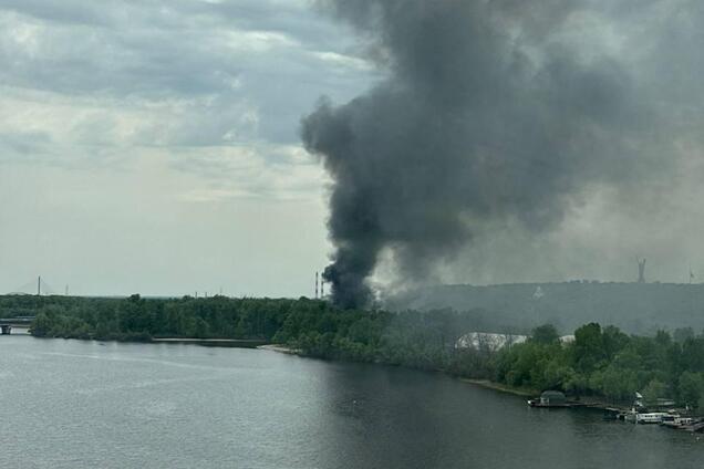 У Києві на території Гідропарку спалахнула масштабна пожежа: горять склади. Фото і відео