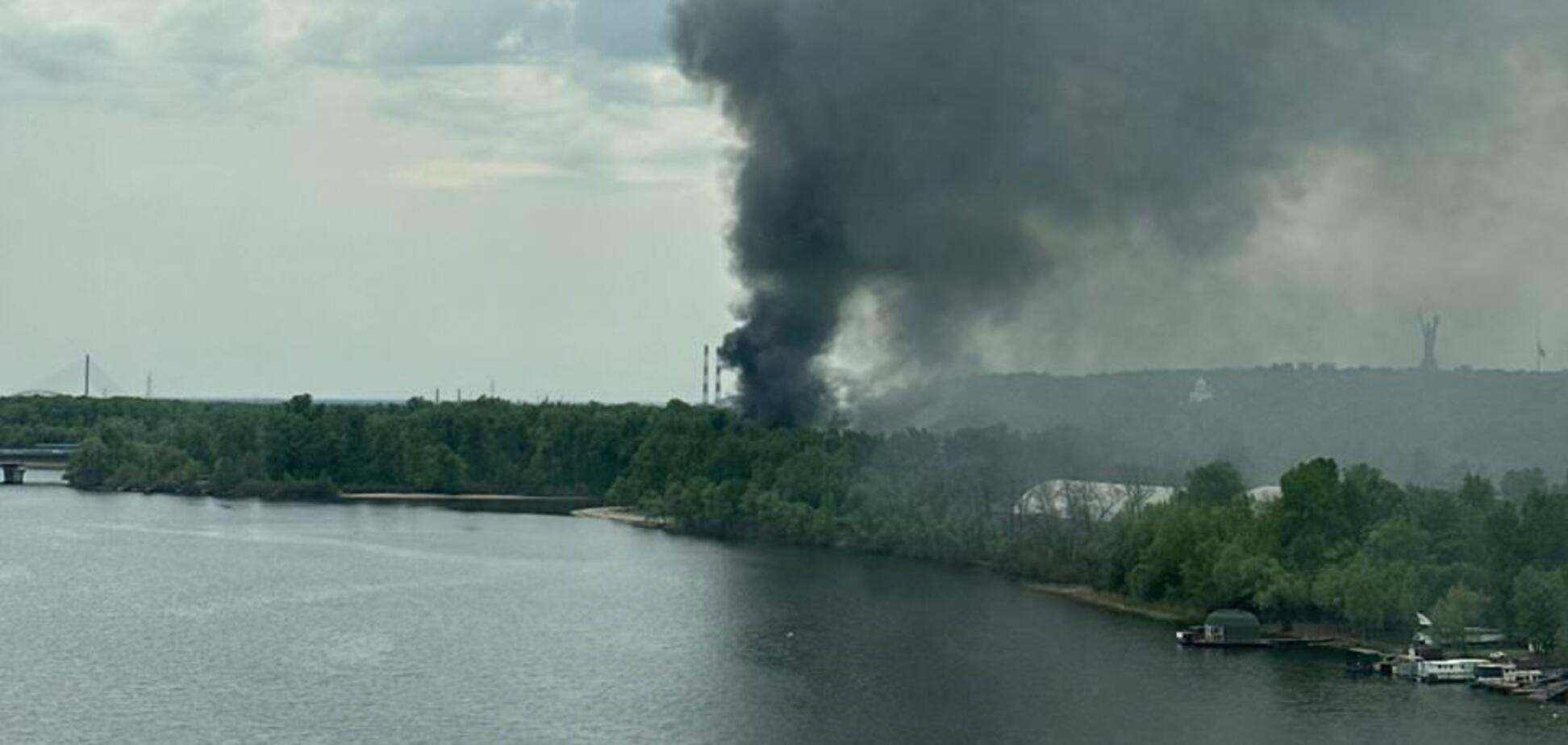 В Киеве на территории Гидропарка вспыхнул масштабный пожар: горят склады. Фото и видео