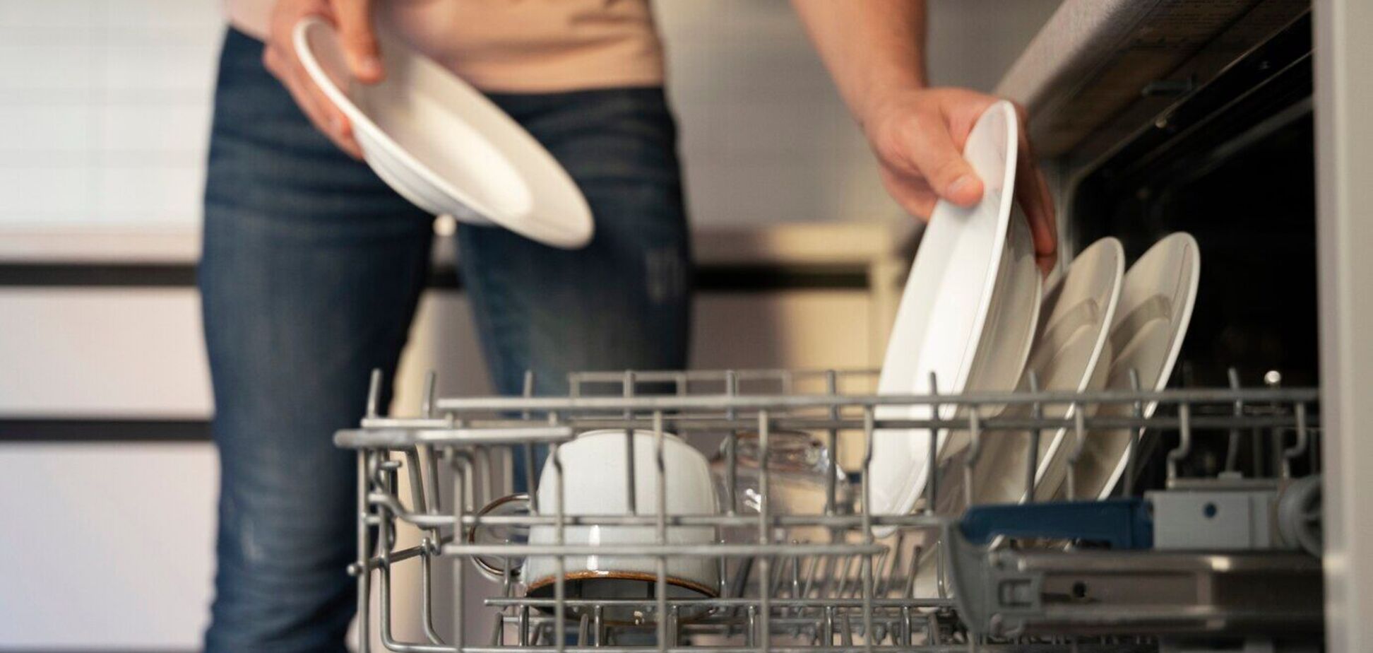 Посуд буде чистим і без розводів: який натуральний засіб додати у посудмийку