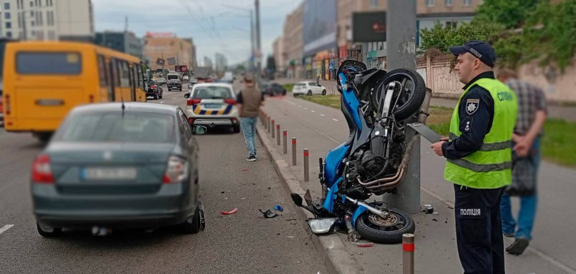 У Києві на проспекті Бандери мотоцикліст влетів в електроопору. Подробиці, фото та відео