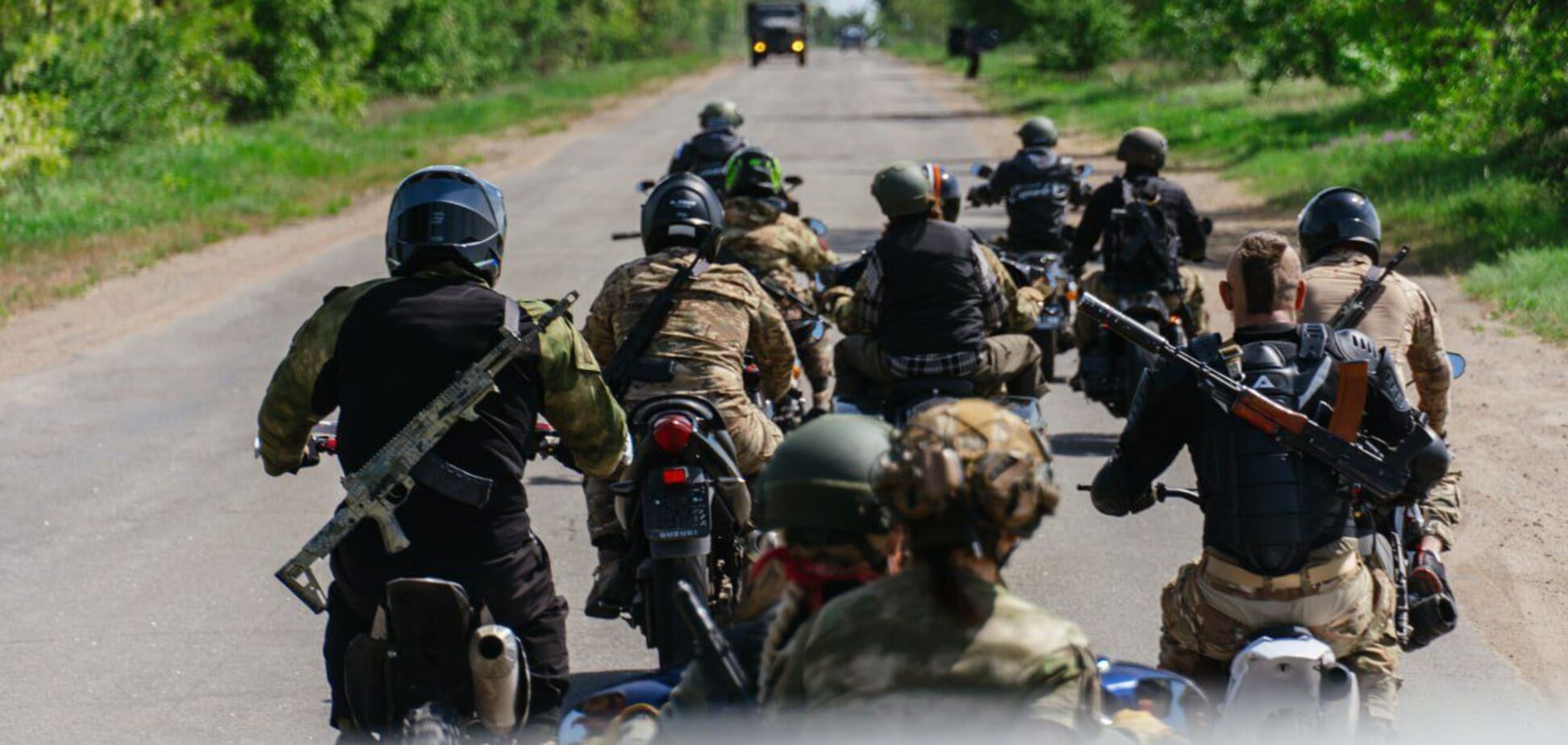 На мотоциклах із червоним прапором: в 'Азові' показали відбиття російського штурму. Відео