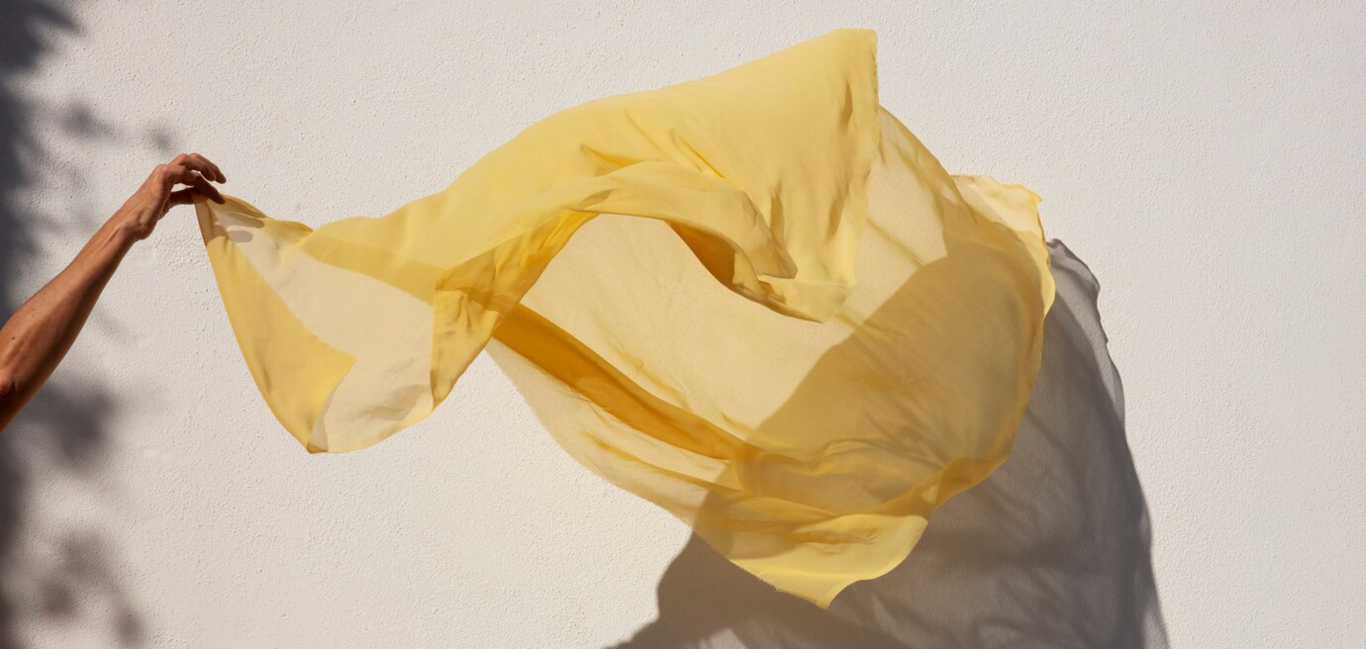 Хит лета: как одним аксессуаром сделать майки и футболки стильными