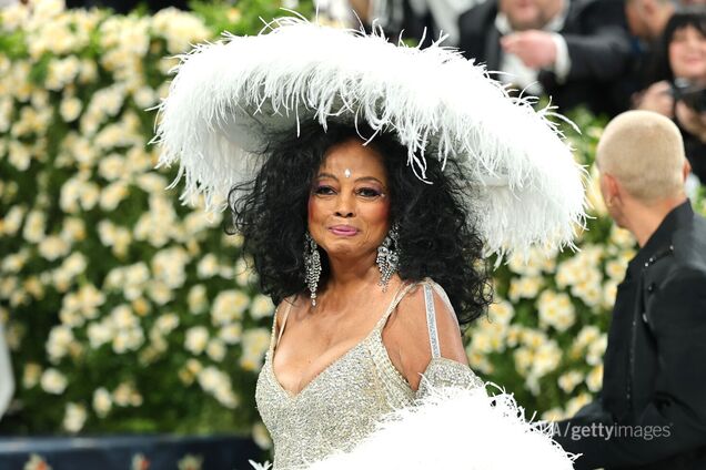 81-річна Даяна Росс прийшла на Met Gala 2025 у найрозкішнішій сукні та затьмарила всіх інших зірок. Фото