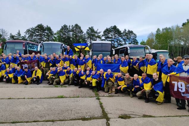 Захисники Маріуполя та оборонці всієї лінії фронту: Україна повернула з російського полону 205 воїнів. Фото й відео