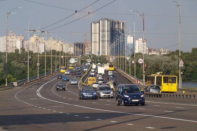 У Києві до кінця року частково обмежать рух транспорту на одному з мостів: що відомо