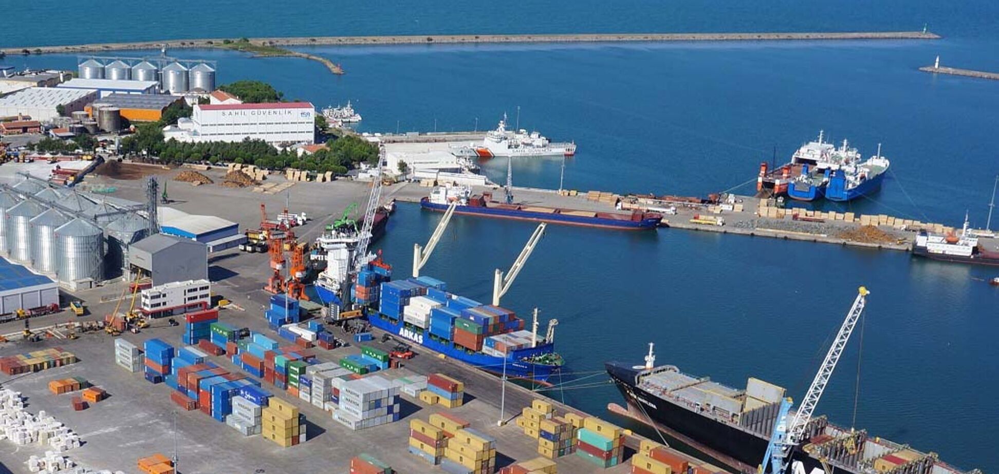 Минразвития 'по-тихому' отдает в концессию порт Черноморска: рабочие под угрозой увольнения