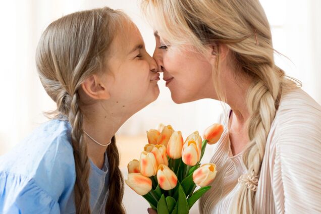 С Днем матери: теплые поздравления для самых родных