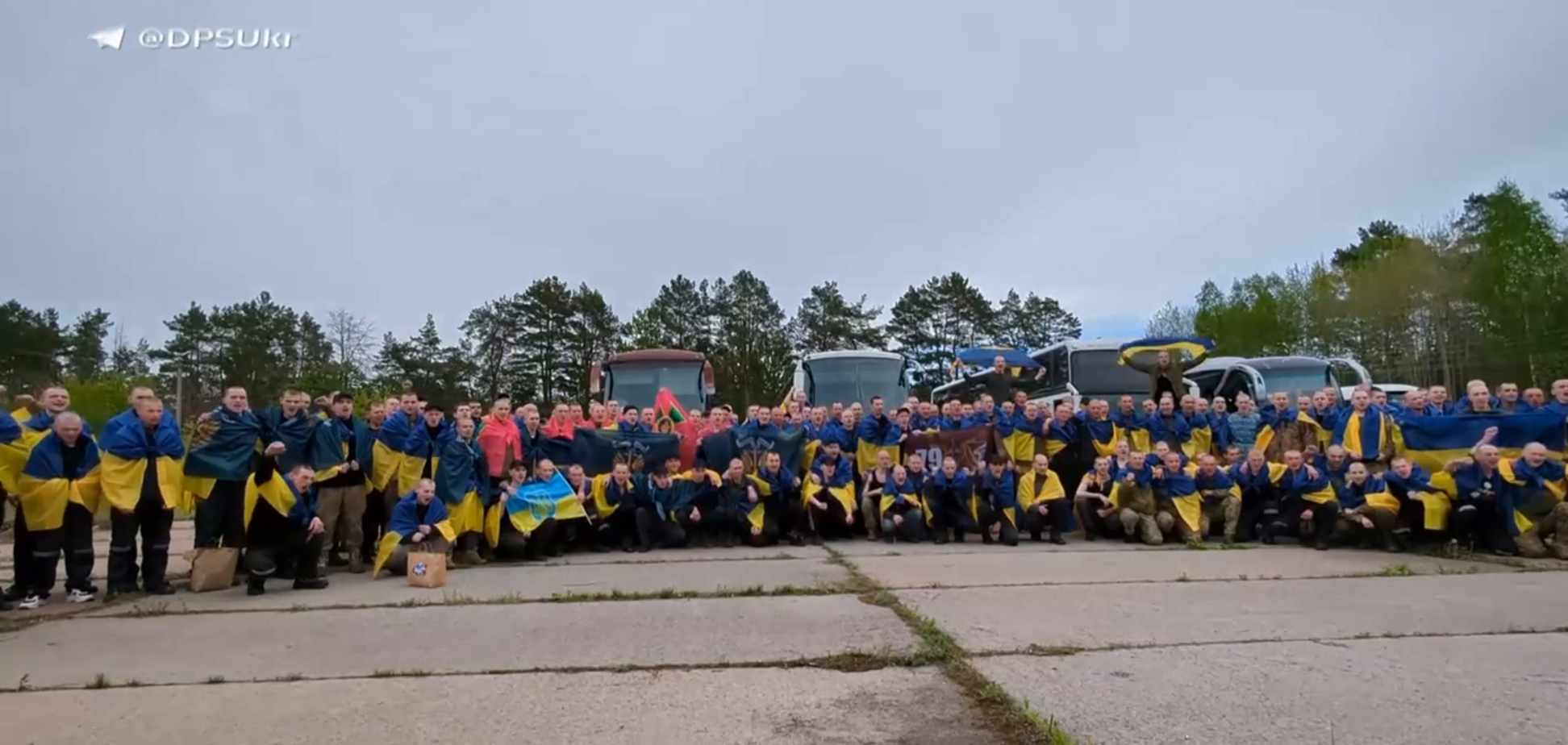 'Наши люди нас встречают': пограничники показали трогательное видео с обмена пленными