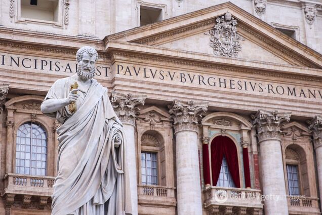 Из трубы Сикстинской капеллы в Ватикане пошел черный дым: кардиналы пока не выбрали нового Папу. Видео