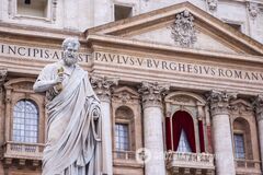 Из трубы Сикстинской капеллы в Ватикане пошел черный дым: кардиналы пока не выбрали нового Папу. Видео