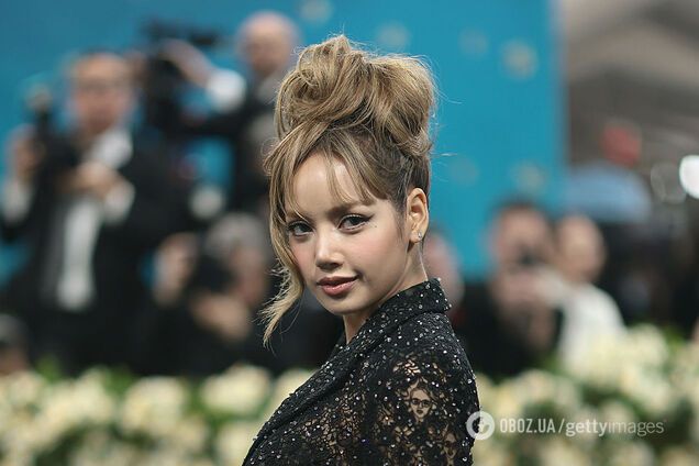Найгірший образ на Met Gala 2025: тайська співачка потрапила в скандал через труси з обличчями борців за права темношкірих. Фото
