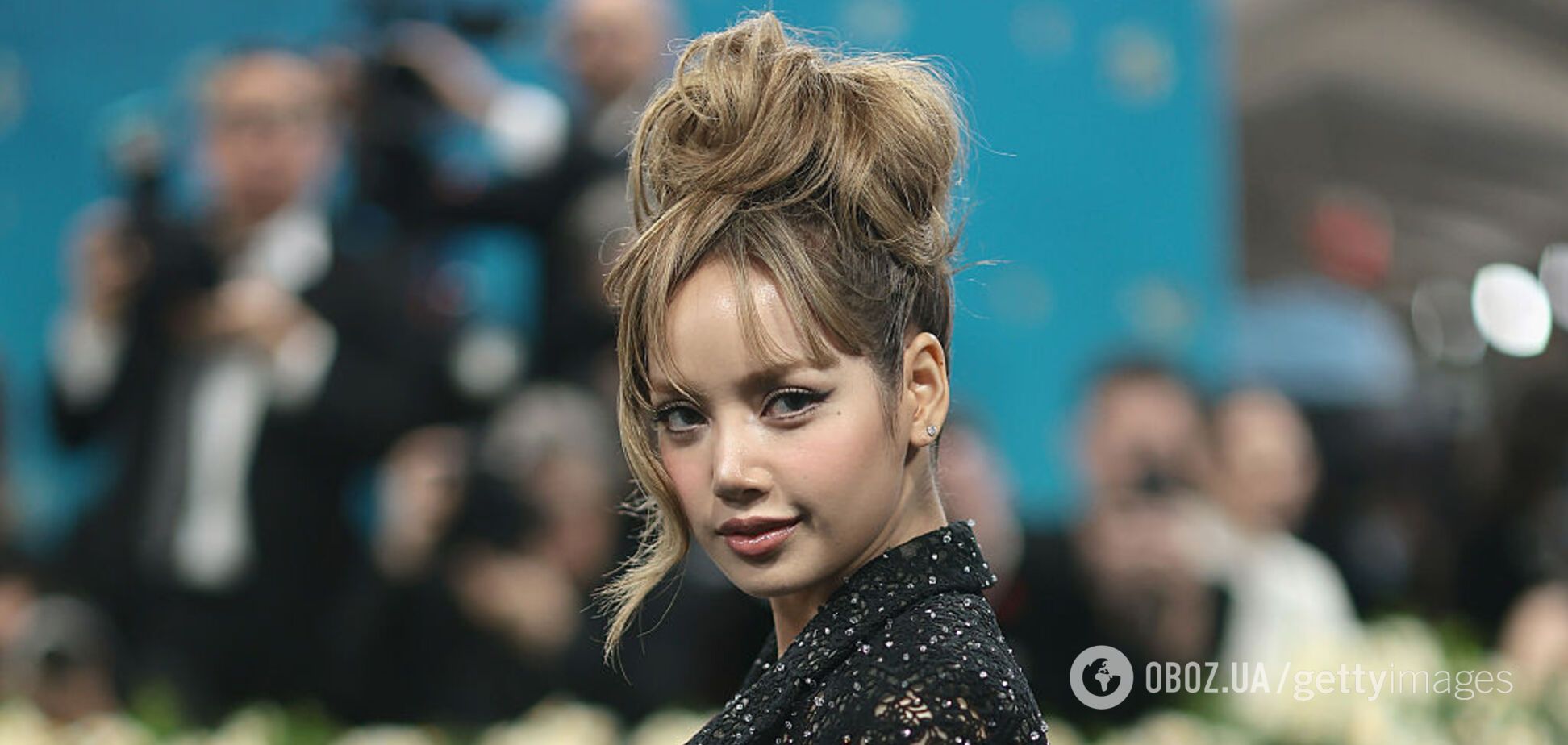 Найгірший образ на Met Gala 2025: тайська співачка потрапила в скандал через труси з обличчями борців за права темношкірих. Фото