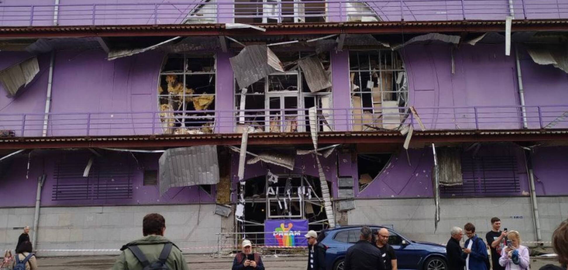 Появилось видео момента попадания 'Шахеда' рядом с ТЦ Dream Town