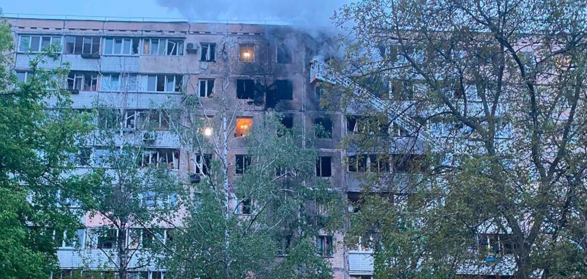 В полиции показали первые минуты после удара РФ по Киеву в Святошинском районе. Видео