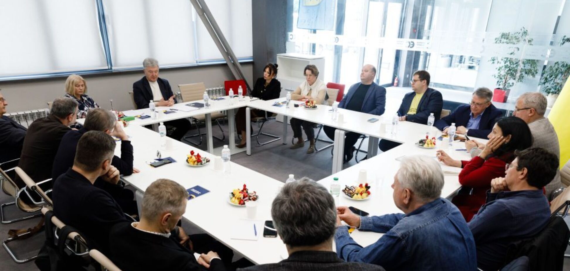 'Отметили как положительные, так и дискуссионные позиции': Порошенко и депутаты 'ЕС' обсудили с дипломатами и экспертами соглашение с США