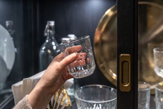 Навіщо у СРСР виставляли посуд у сервантах: це мало особливе значення