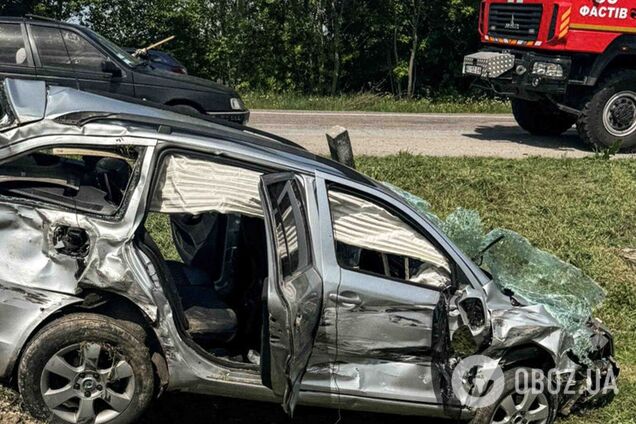 На Київщині зіткнулись два легковики: у понівеченій машині затисло літню жінку. Подробиці та фото