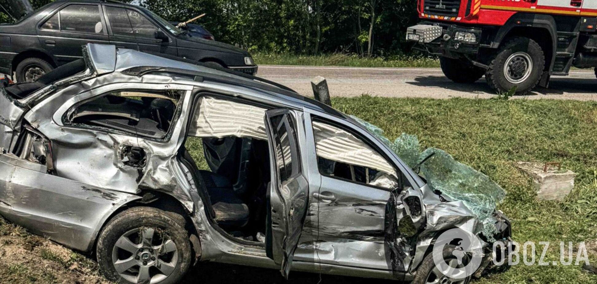 На Київщині зіткнулись два легковики: у понівеченій машині затисло літню жінку. Подробиці та фото