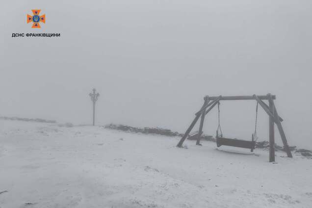 Украинские Карпаты замело снегом: спасатели предупредили об ограниченной видимости в горах. Фото