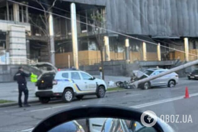 В Киеве легковушка сбила электроопору и остановила движение троллейбусов. Подробности, фото и видео