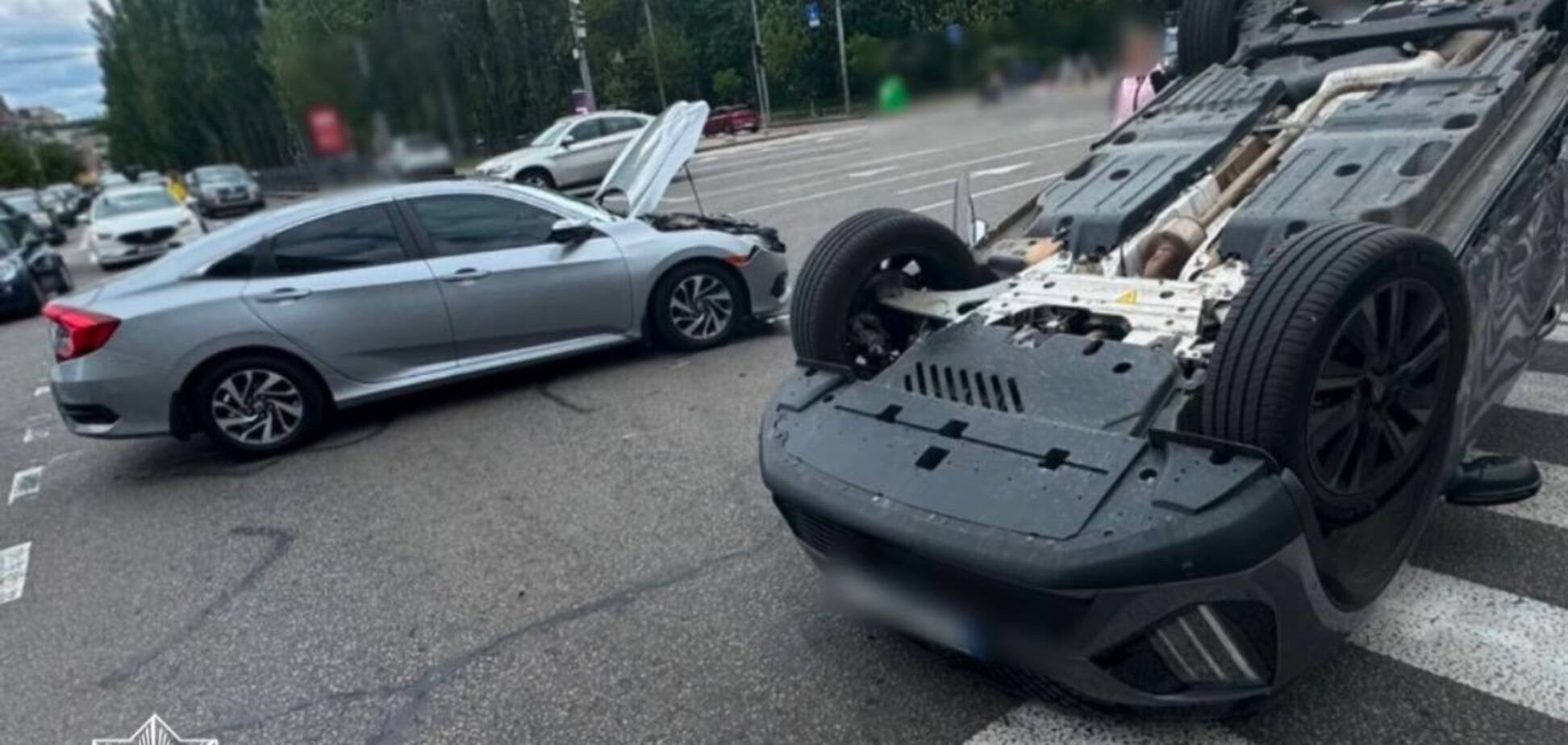 В центре Киева в результате ДТП перевернулась легковушка: образовалась пробка. Подробности ДТП и фото