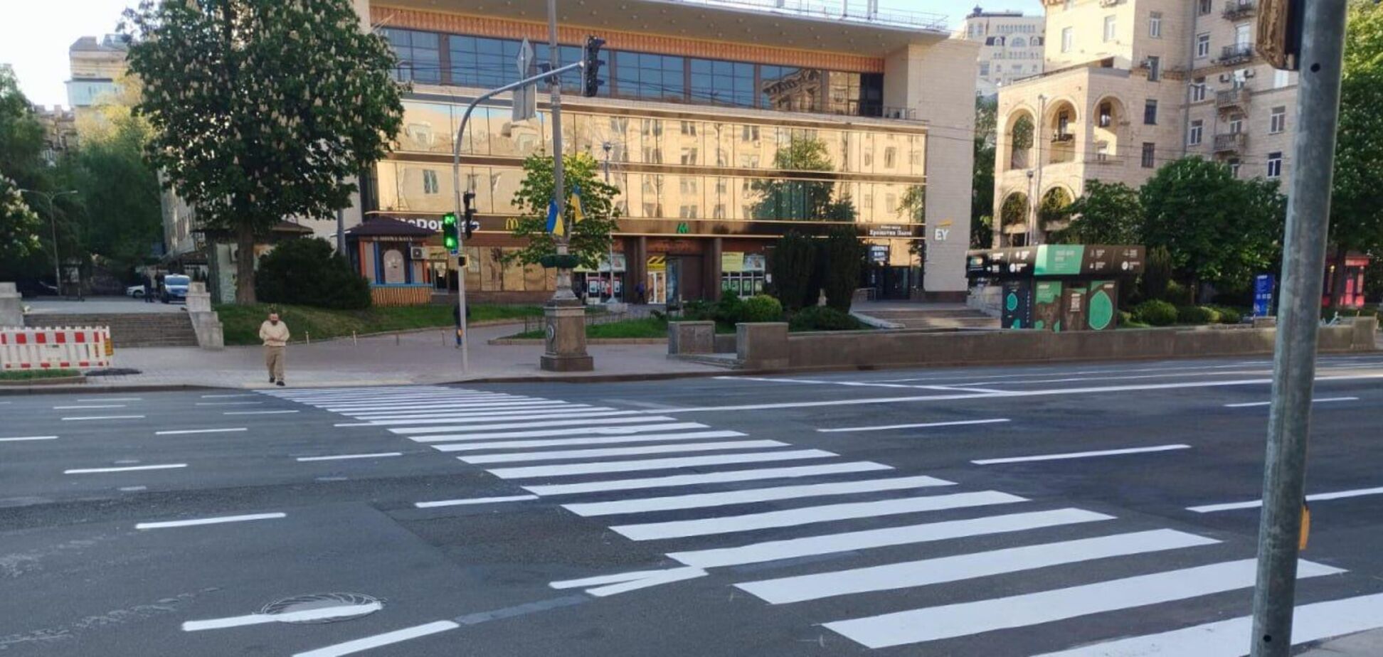 В Киеве на Крещатике появился новый наземный пешеходный переход. Подробности и фото