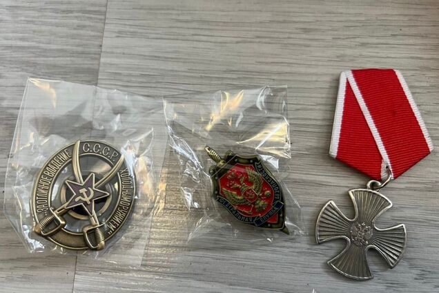 На Закарпатті у фігуранта злочину про продаж скарбів виявили велику кількість символіки РФ. Фото