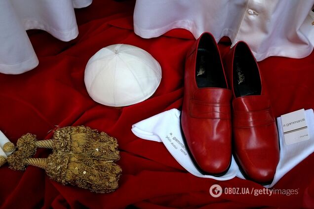 Почему Папа Римский носит красную обувь: в чем глубокий символизм