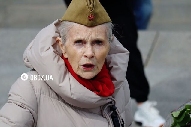 'Это головной убор женщины': в Киеве 'ветеранка' седьмой год подряд устроила провокацию с советской звездой у Вечного огня. Видео